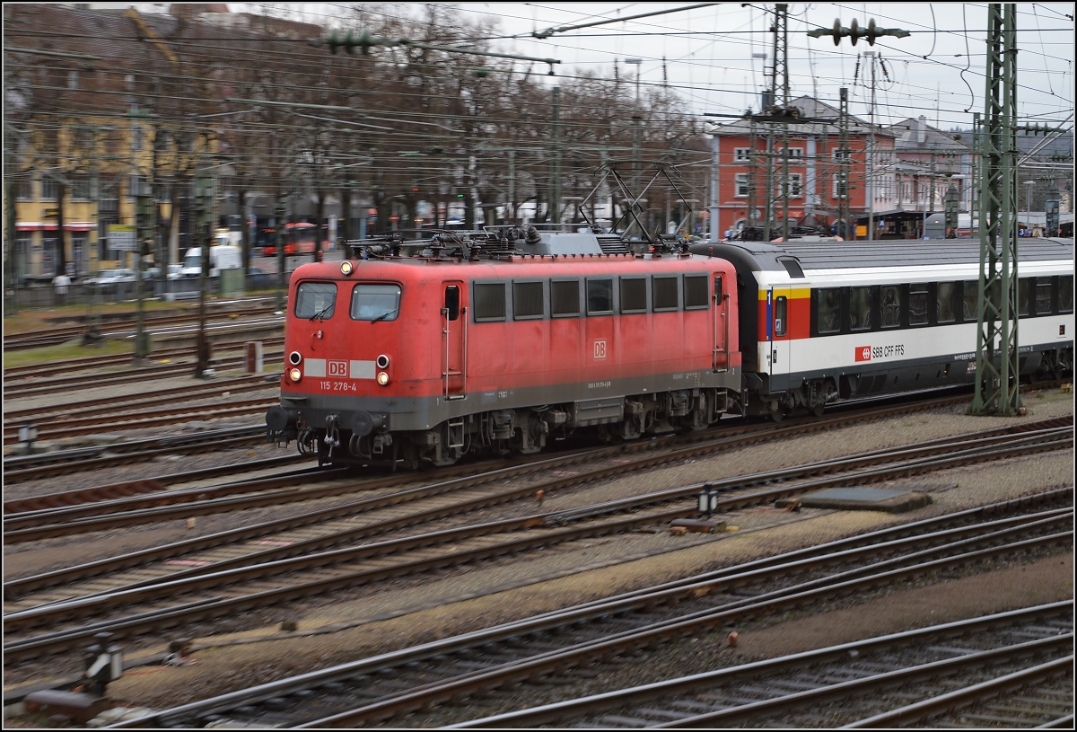 Bahnverkehr wie in den 70er Jahren auf der Gäubahn. Oldtimer 115 278 bringt IC 280 nach Stuttgart. Singen, Dezember 2014.