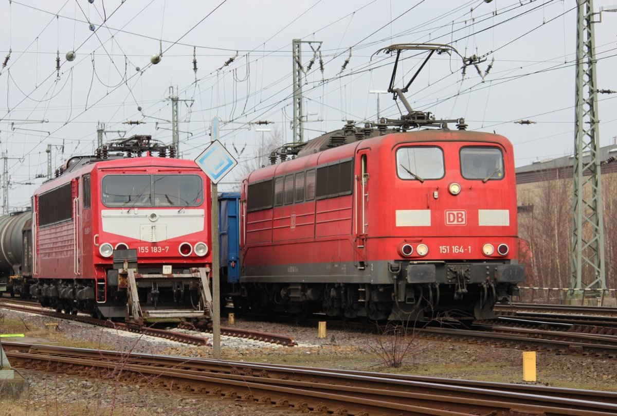 Bahnverkehr wie vor 10 Jahren... 151 164-1 fährt an der abgestellten 155 183-7  mit Latz  vorbei richtung Süden. Aufgenommen am 14.3.2017 in Neumünster.
