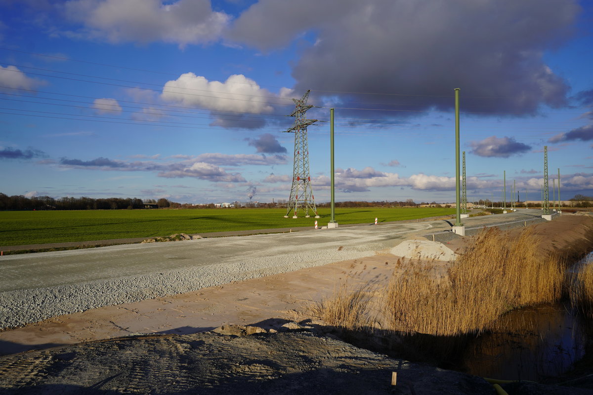 Bahnverlegung Sande. Neubaustrecke (NBS)rund um Sande. 
Im Zuge des zweigleisigen Ausbaus und der Elektrifizierung der Bahnstrecke Oldenburg(Oldenburg)-Wilhelmshaven entsteht rund um Sande eine ca. 4,7 Kilometer lange zweigleisige Neubaustrecke.
Diese ersetzt in diesem Teil die alte eingleisige Nebenbahn Sande-Jever-Esens (Teilstrecke der ostfriesischen Küstenbahn). 
Die Strecke wird bis zum Abzweig des Industriestammgleises Wilhelmshaven (nach Ölweiche, Tanklager und JadeWeserPort) zweigleisig und elektrifiziert ausgebaut.

2021-03-19 Schortens K294(neu)