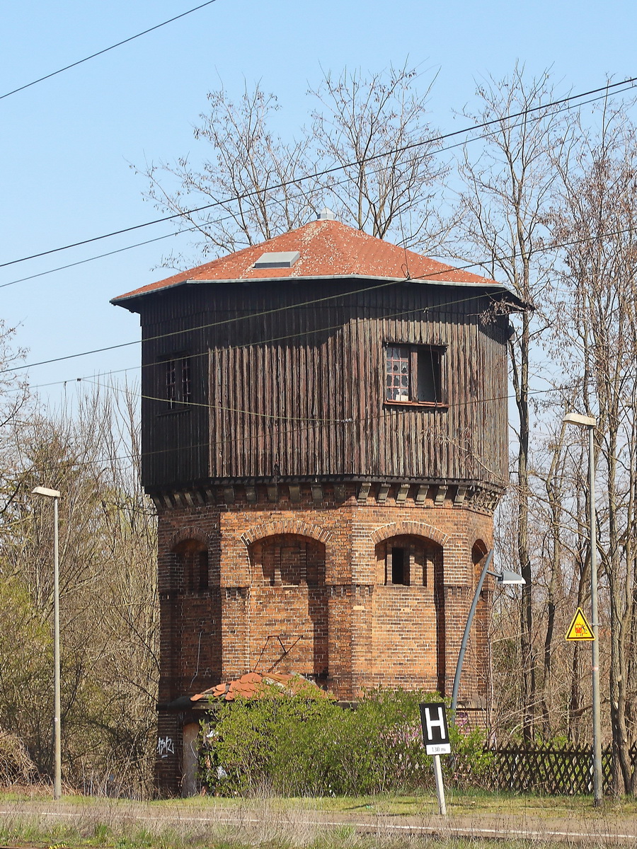 Bahnwasserturm als Wasseraufbereitungsanlage in Zossen, Brandenburg, fotografiert am 21. April 2021. Der Zossener Wasserturm in der Gerichtstraße wurde 1899 von David Grove erbaut. Auf dem Ziegelbau befindet sich ein weiß gestrichener Behälter aus genietetem Stahlblech. Das Fassungsvermögen des Behälters beträgt 203 Kubikmeter. Der Wasserturm war bis 1994 in Betrieb. Das Objekt steht unter Denkmalschutz.