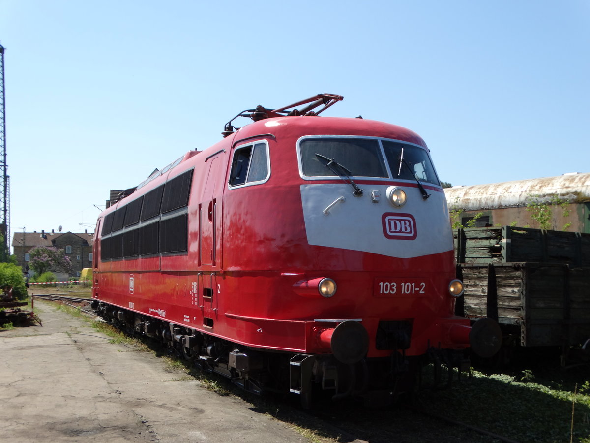 Bahnwelt Darmstadt Kranichstein 103 101-2 am 07.05.16 mit alten DB Logo und überarbeiteten Lack. Er wurde zum Teil ausgefrischt und poliert. Also wie ich finde ist dann den Mitgliedern aus Darmstadt gut gelungen 