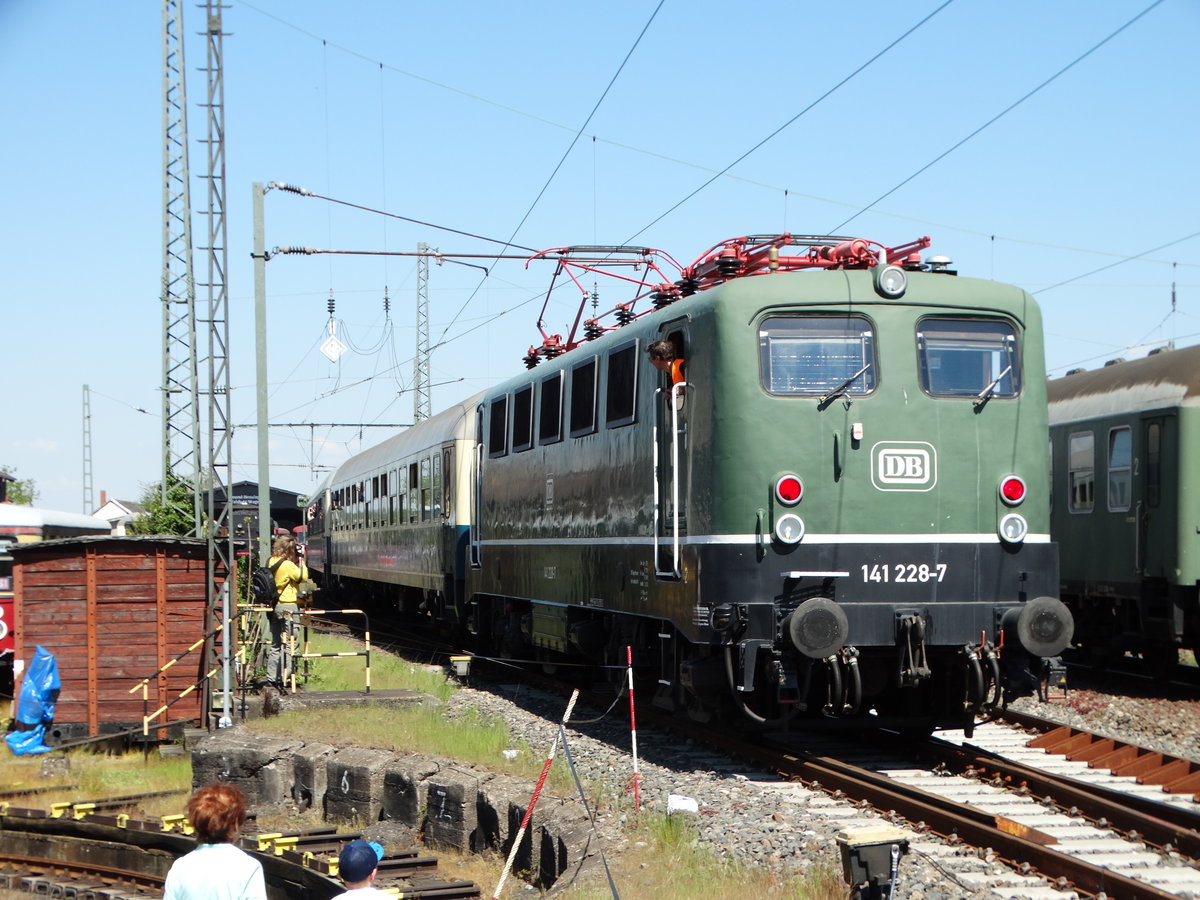 Bahnwelt Darmstadt Kranichstein 141 228-7 am 07.05.16