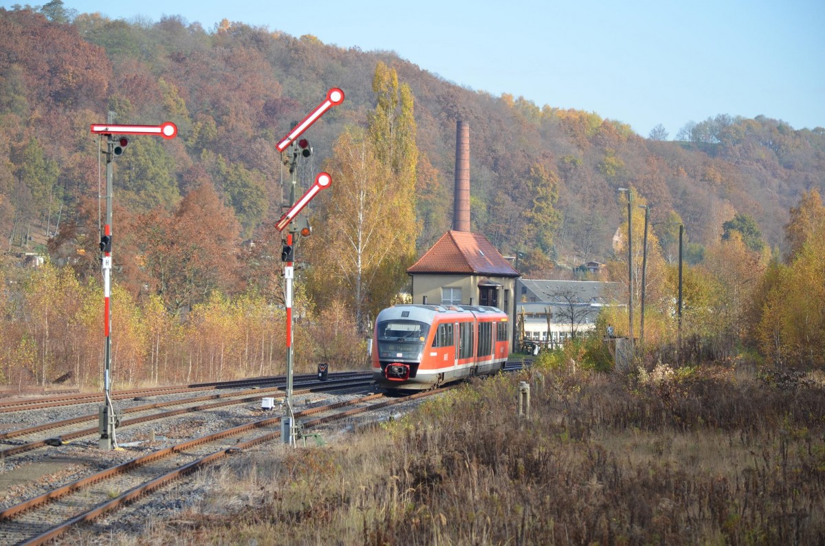  Bald ist Ende mit dem Personenverkehr Döbeln - Nossen - Meißen  642 178 fährt noch mal in Richtung Nossen hier in Roßwein 04.11.2015