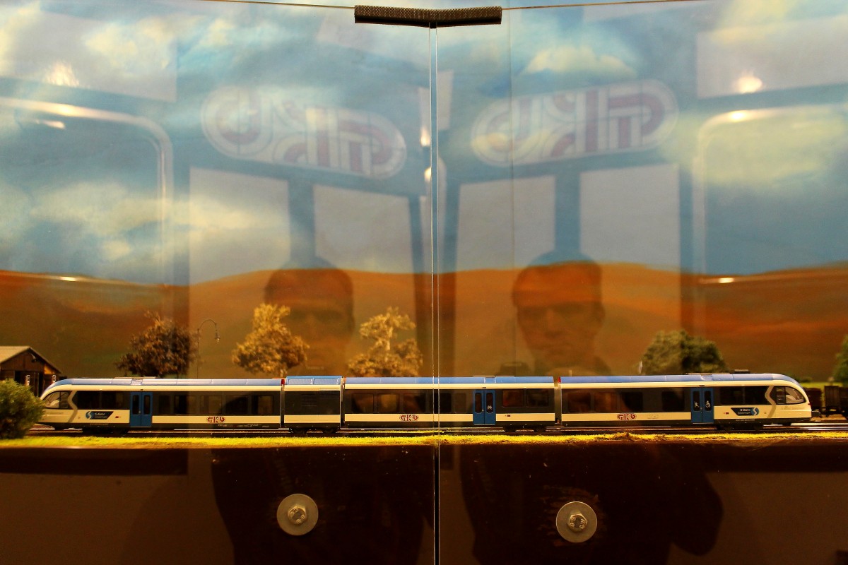 Bald ist es wieder so weit und die Modellbahngruppe Deutschlandsberg zeigt dem Publikum die Modellbahnanlage rund um den Originalgetreu nachgebauten Bahnhof Lieboch an der Graz Kflacher Eisenbahn. Nach einer kurzen Technik bedingten Fotopause mchte ich euch einen kleinen Vorgeschmack geben. Deutschlandsberg am Abend des 18.11.2013