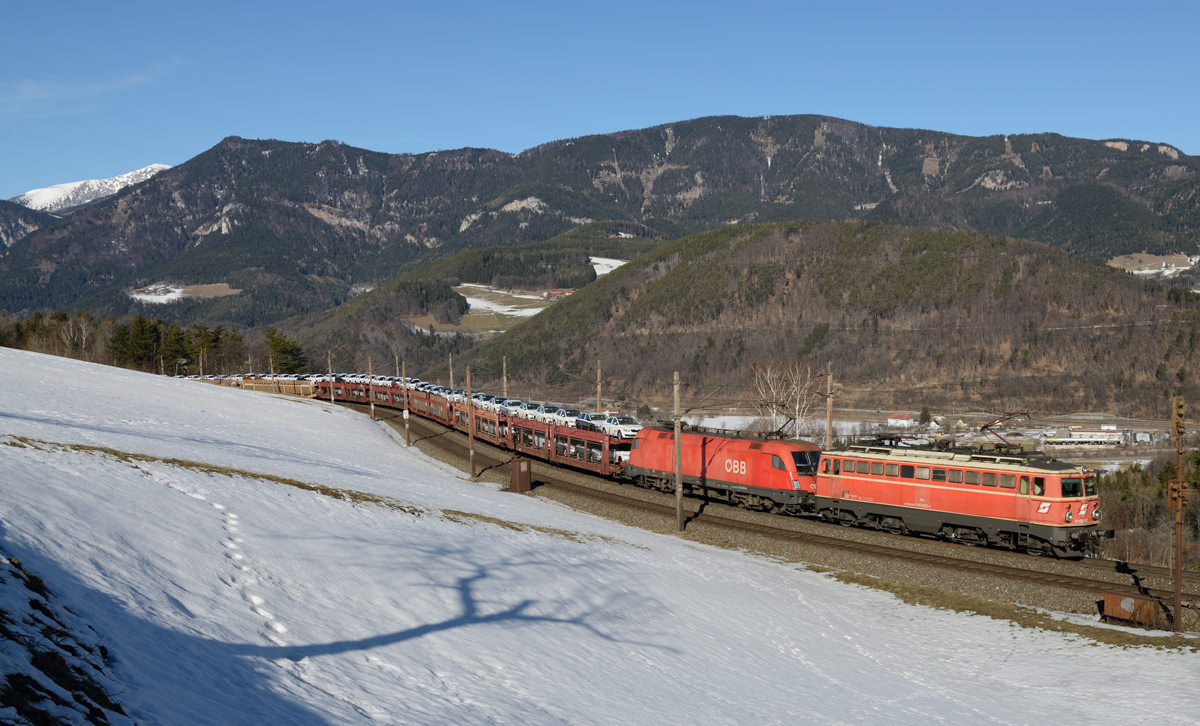 Bald ist es wieder soweit, das erste Tief bringt bereits Schneefall bis in die Täler...:) 

Die Blutorange 1142 682 war am 05. Feber 2017 zum Vorspanndienst am Semmering eingeteilt, hier vor der 1116 253 mit dem 49415 fotografiert auf der Apfelwiese in Eichberg. 