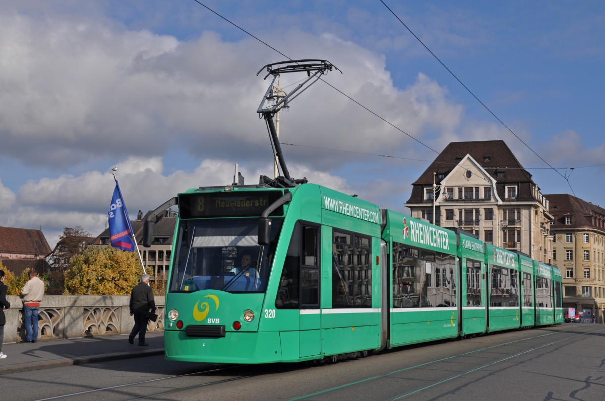 Bald fährt ja die Linie 8 nach Weil am Rhein. Der Be 6/8 Combino 320 hat bereits eine Werbung für den Rheincenter, der sich gleich nach dem Zoll Weil Friedlingen befindet. Hier überquert der Combino die Mittlere Rheinbrücke.