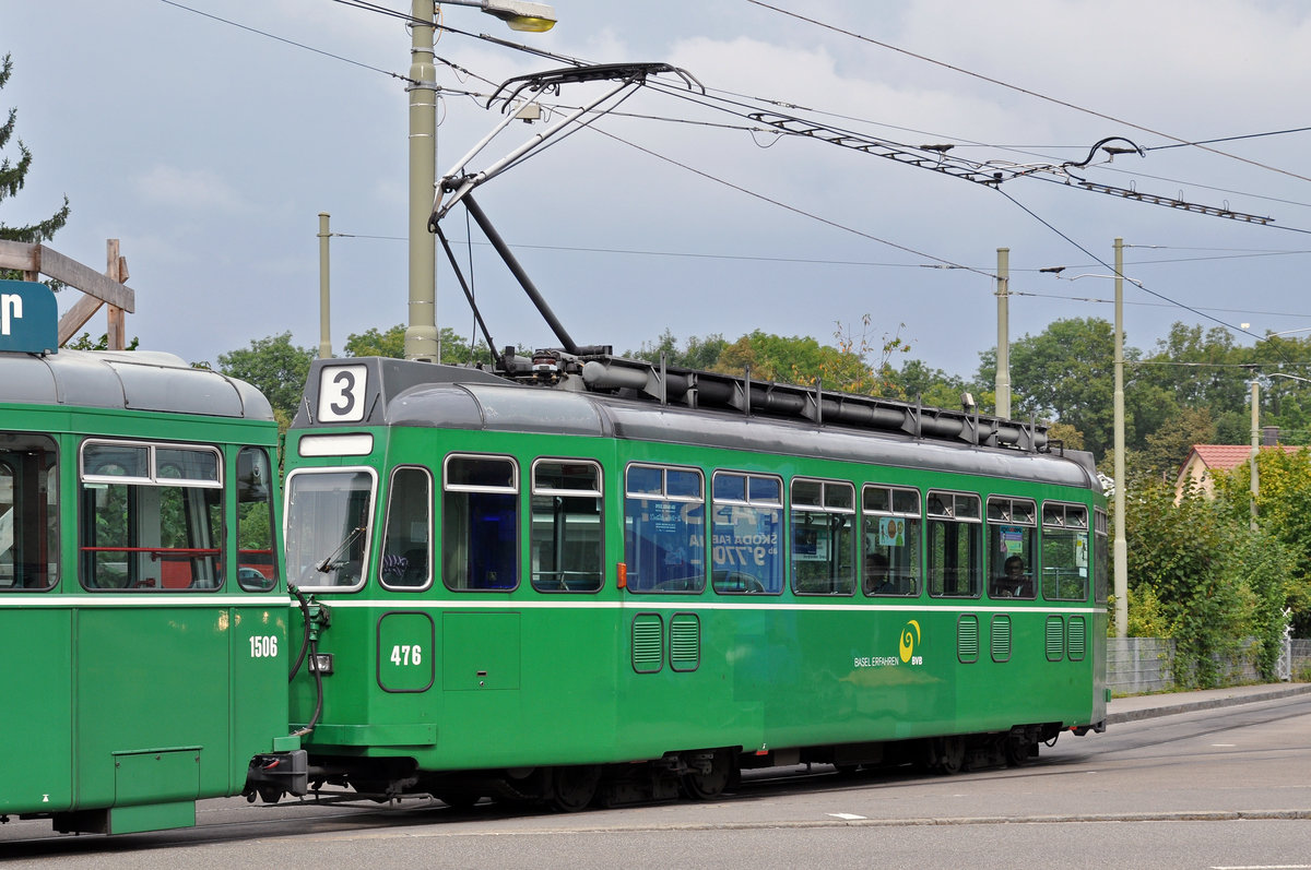 Bald nicht mehr anzutreffen in Basel ist der Be 4/4 476. Dieser Fahrzeugtyp scheidet nach fast 50 Jahren Einsatz im Linienbetrieb aus. Die Fahrzeuge dieser Serie 457 - 476 werden abgebrochen. Einzig der Be 4/4 457 bleibt als Oldtimer erhalten. Hier verlässt der Be 4/4 476 die Endstation der Linie 3 an der Birsfelden Hard. Die Aufnahme stammt vom 20.09.2016.