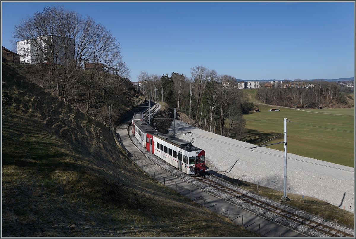 Bald sollen hier Normalspurzüge verkehren. Doch noch bis am 5. April fahren von Bulle nach Broc Fabrique die TPF Meterspurzüge, im Bild der TPF Be 4/4 124 mit dem Bt 224 und ABt 223 zwischen dem Bahnhof von Broc Village und Broc Fabrique. 

2. März 2021