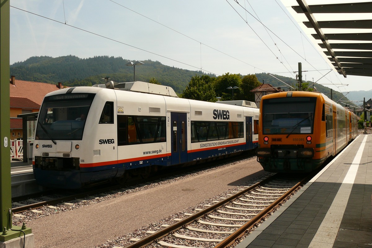 Bald Vergangenheit sind die Diesel-Triebwagen der SWEG sowie der ODEG. SWEG als SWE 72520 nach Bad Krozingen und ODEG als SWE 87755 nach Mnstertal. 22.8.13 Staufen