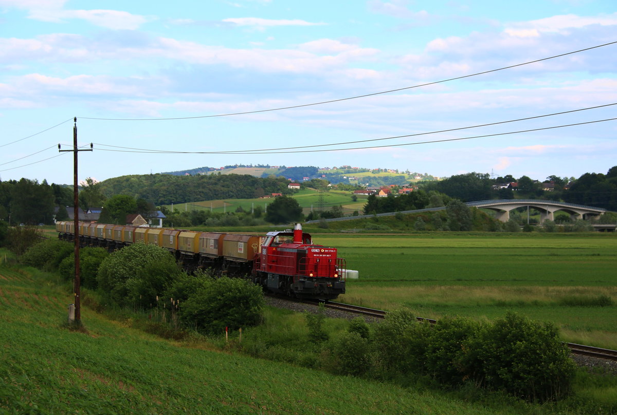 Bald werden auch unter der Erzherzog Johann Brücke die Züge durchrauschen... 
Noch ist es aber DH 1700.1 mit einem Leerabraumzug hier im Bild bei Gussendorf am 30.Mai 2016