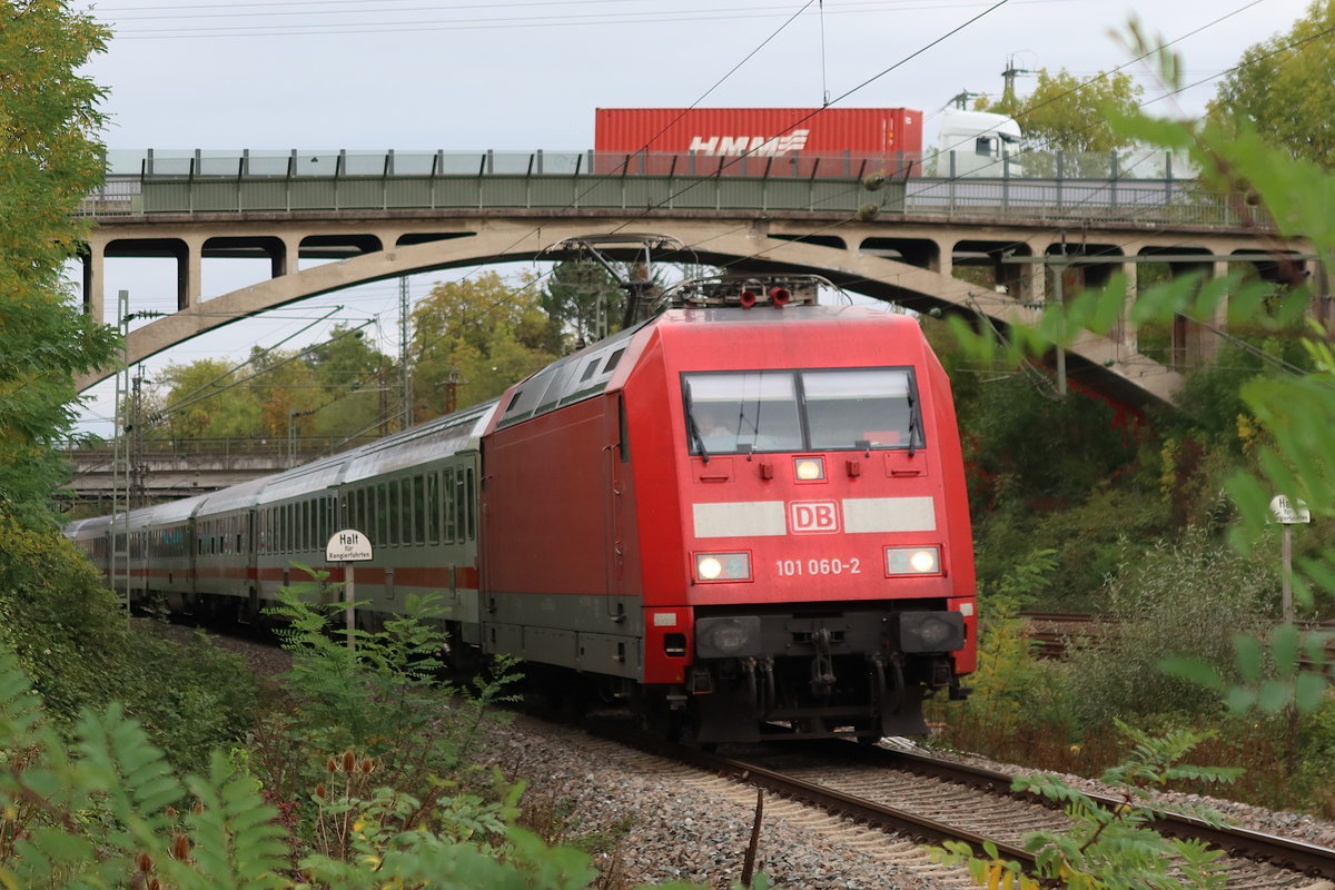 Bald werden solche Bilder wieder rar: ein IC auf der Altbaustrecke. 101 060-2 erreicht am 9. Oktober 2020 gerade das Stuttgarter Stadtgebiet. Mit dem Fahrplanwechsel zum 1. November werden die Instanthaltungsarbeiten an der Schnellfahrstrecke Stuttgart - Mannheim abgeschlossen sein und somit auch der Fernverkehr auf der Residenzbahn wieder weitgehend verschwinden 🧰 Deutsche Bahn 🚝 IC 2395 Frankfurt (Main) - Stuttgart 🚩 Bahnstrecke KBS 770 (Residenzbahn) 🕓 9.10.2020 | 16:24 Uhr