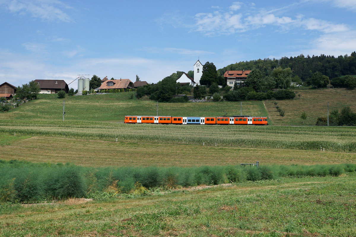 Baldiges Aus für die Be 4/12  MANDARINLI 

Regionalverkehr Bern-Solothurn RBS

Demnächst werden sämtliche noch im täglichen Betrieb stehenden Be 4/12  MANDARINLI  aus dem Jahre 1974 durch die neuen Be 4/10, Nummer 01 bis 14,  WORBLA  ersetzt.

Noch sind sie in verschiedenen Farbvarianten auf der Strecke Bern - Worb Dorf unterwegs.
Die Aufnahmen sind am 7. August 2018 in Worblaufen und bei Vechigen entstanden.
Foto: Walter Ruetsch 
