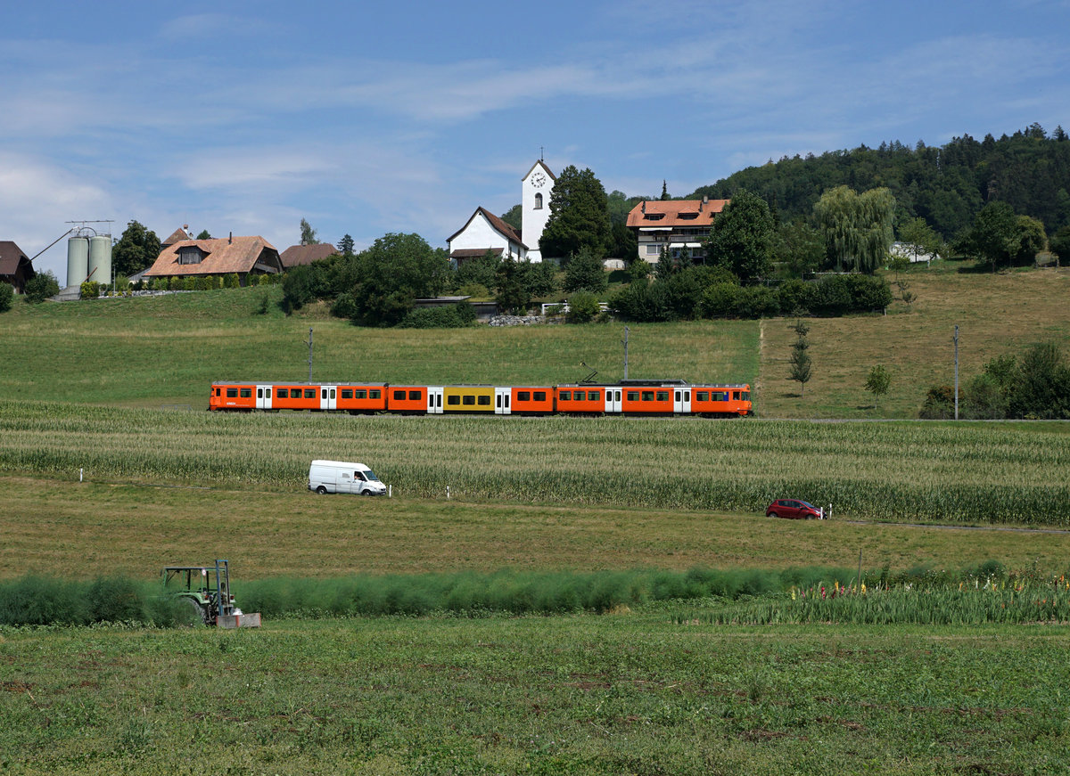 Baldiges Aus für die Be 4/12  MANDARINLI 

Regionalverkehr Bern-Solothurn RBS

Demnächst werden sämtliche noch im täglichen Betrieb stehenden Be 4/12  MANDARINLI  aus dem Jahre 1974 durch die neuen Be 4/10, Nummer 01 bis 14,  WORBLA  ersetzt.

Noch sind sie in verschiedenen Farbvarianten auf der Strecke Bern - Worb Dorf unterwegs.
Die Aufnahmen sind am 7. August 2018 in Worblaufen und bei Vechigen entstanden.
Foto: Walter Ruetsch 
