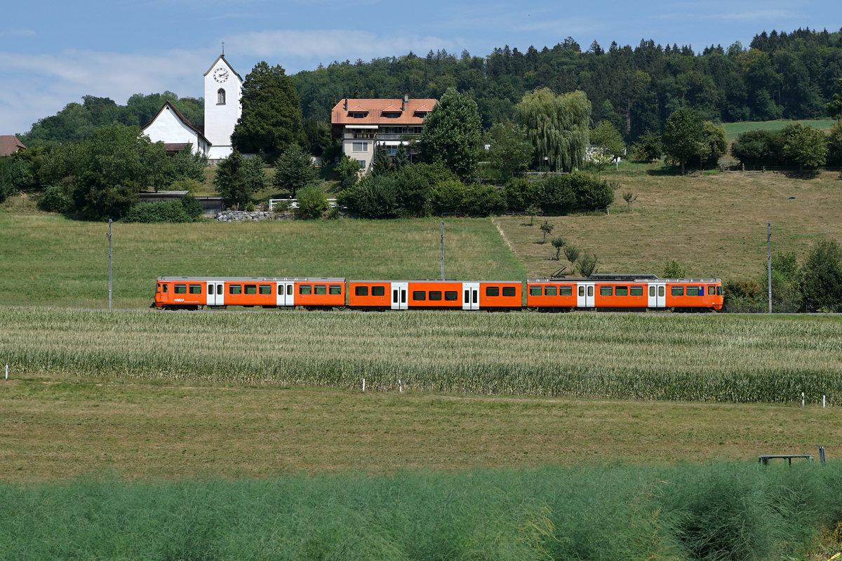 Baldiges Aus für die Be 4/12  MANDARINLI 

Regionalverkehr Bern-Solothurn RBS

Demnächst werden sämtliche noch im täglichen Betrieb stehenden Be 4/12  MANDARINLI  aus dem Jahre 1974 durch die neuen Be 4/10, Nummer 01 bis 14,  WORBLA  ersetzt.

Noch sind sie in verschiedenen Farbvarianten auf der Strecke Bern - Worb Dorf unterwegs.
Die Aufnahmen sind am 7. August 2018 in Worblaufen und bei Vechigen entstanden.
Foto: Walter Ruetsch 
