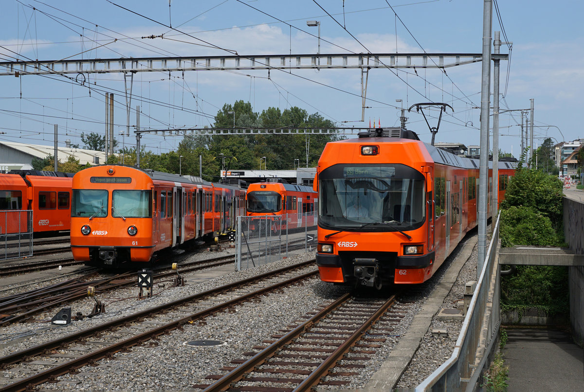 Baldiges Aus für die Be 4/12  MANDARINLI 

Regionalverkehr Bern-Solothurn RBS

Demnächst werden sämtliche noch im täglichen Betrieb stehenden Be 4/12  MANDARINLI  aus dem Jahre 1974 durch die neuen Be 4/10, Nummer 01 bis 14,  WORBLA  ersetzt.

Noch sind sie in verschiedenen Farbvarianten auf der Strecke Bern - Worb Dorf unterwegs.
Die Aufnahmen sind am 7. August 2018 in Worblaufen und bei Vechigen entstanden.
Foto: Walter Ruetsch 
