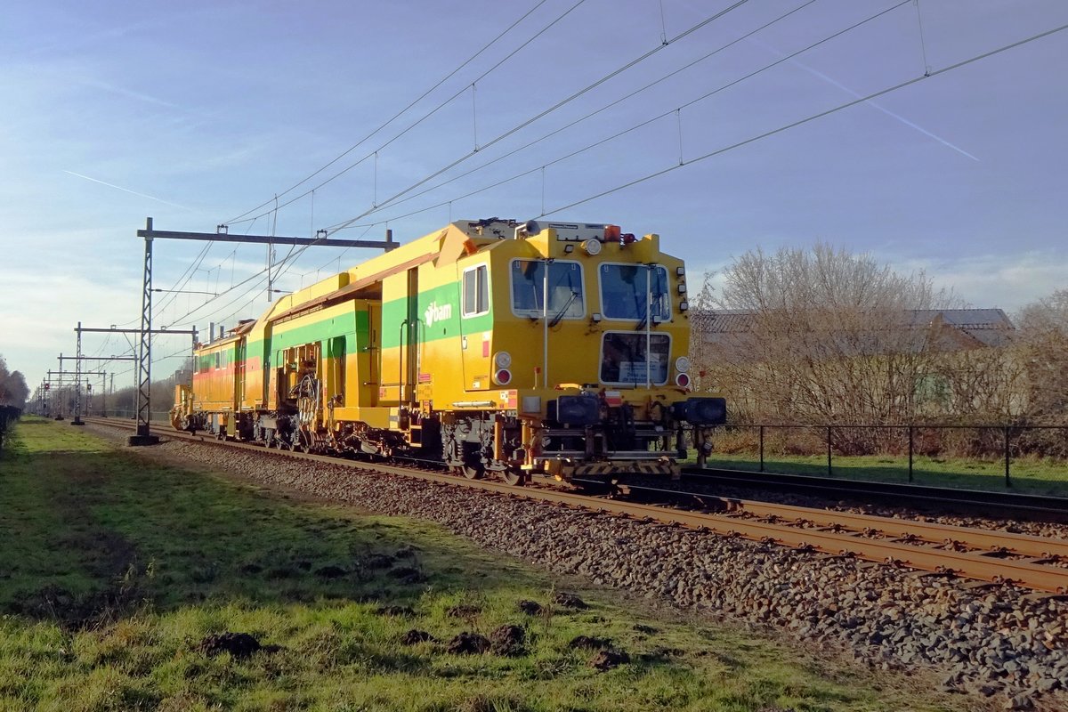 BAM 104 töfft dürch Alverna am 18 Dezember 2020.