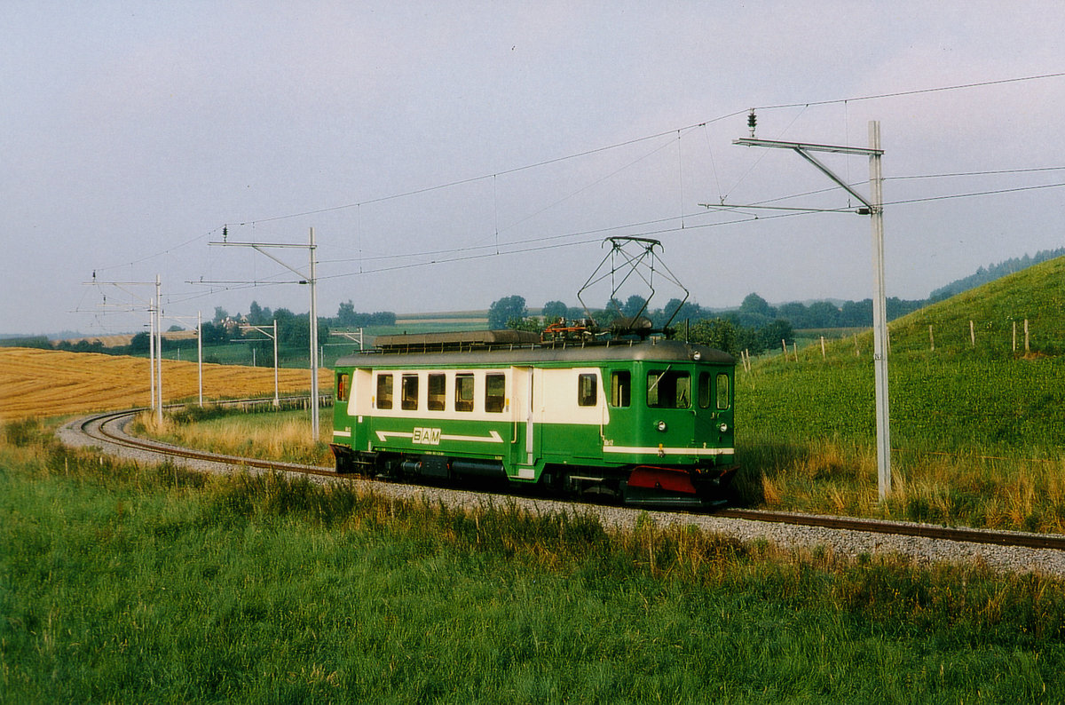 BAM/MBC: Regionalzug mit dem BDe 4/4 2 auf der Fahrt von Apples nach L'Isle an einem herrlichen Sommertag im Juli 1994.
Infolge schwacher Frequenzen pendelte normalerweise auf dieser von den Bahnfotografen kaum beachteten kurzen Zweiglinie nur ein Triebwagen solo hin und her.
Foto: Walter Ruetsch   