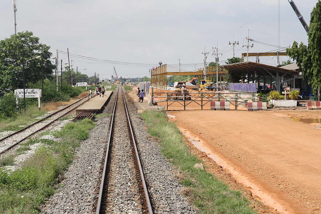 Bang Nam Prieo Station, Blickrichtung Chachoengsao, am 14.Mai 2017. Auch hier sind die Arbeiten an der Hochgeschwindigkeitstrasse unverkennbar.