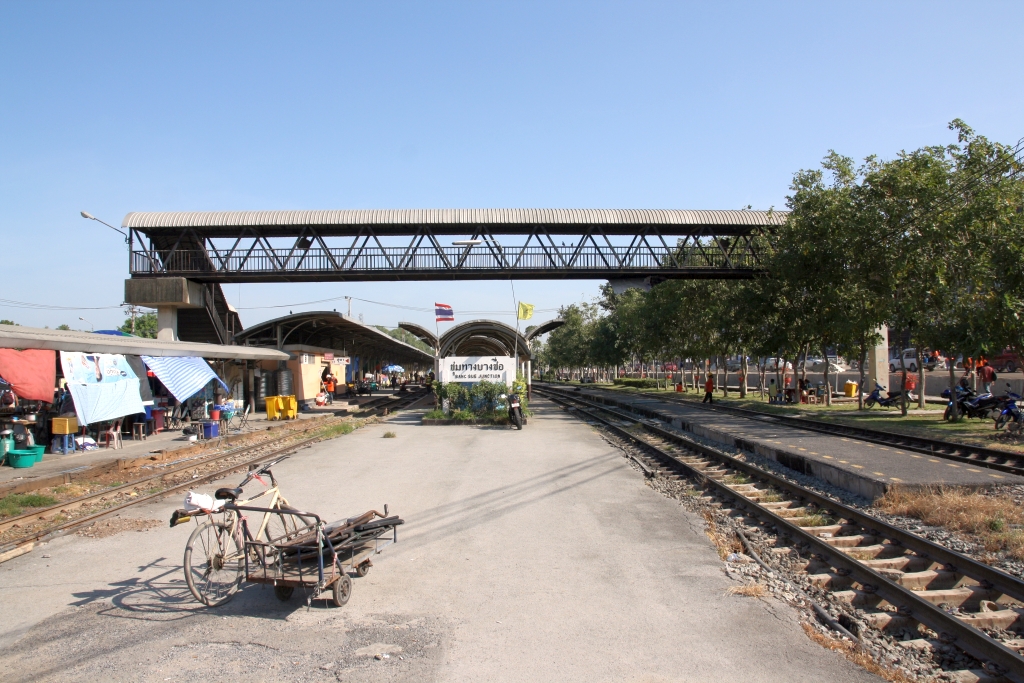 Bang Sue Station am 21.November 2019. Der Übergang endet wegen der Baustelle der Central Station, dann letztendlich  Bang Sue Grand Station  genannt, in einigen Metern Höhe im Nichts.