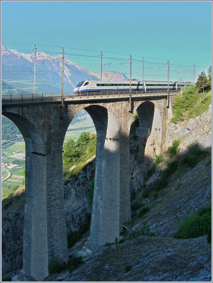 Bange den Wetterbericht verfolgt, um fünf Uhr aufgestanden und drei Mal umgestiegen, stand ich um halb Neun beim Luogelkin Viadukt, gerade rechtzeitig, als erste Sonnenstrahlen die Viaduktbögen zu beleuchten begannen und kurz darauf der CIS ETR 470 übers Viadukt rollte. 
10. Mai 2007