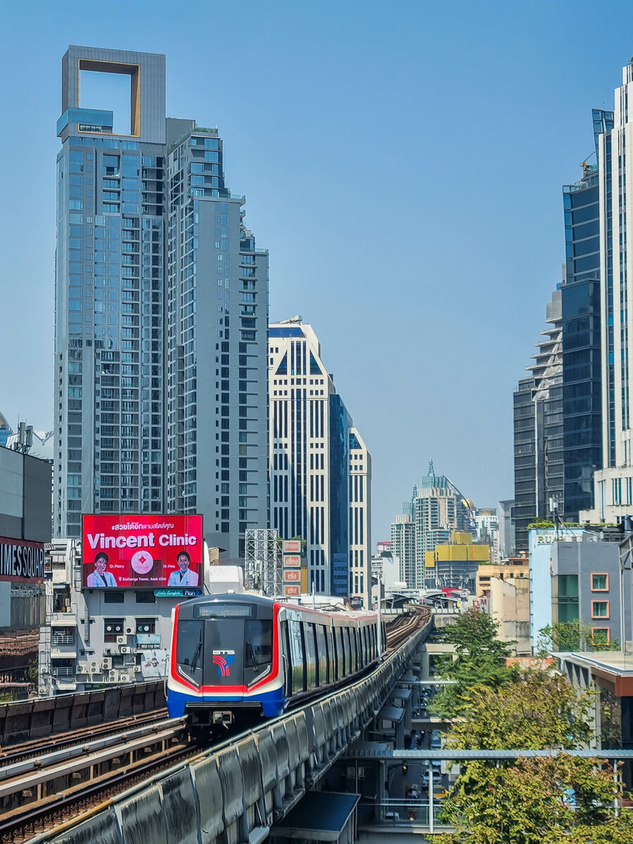 Bangkok BTS Skytrain Zug 1463 der Sukhumvit Line in Richtung Kheha bei der Einfahrt in der Station Chit Lom, 21.02.2023.