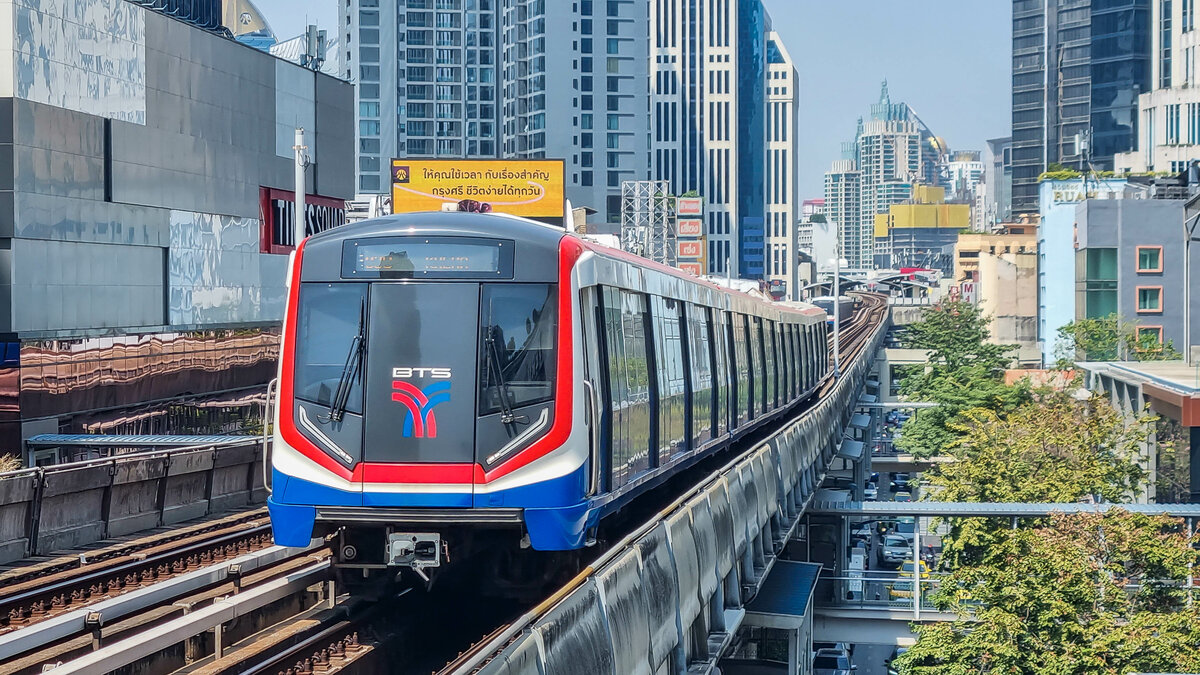 Bangkok BTS Skytrain Zug der Sukhumvit Line in Richtung Kheha bei der Einfahrt in der Station Chit Lom, 21.02.2023.