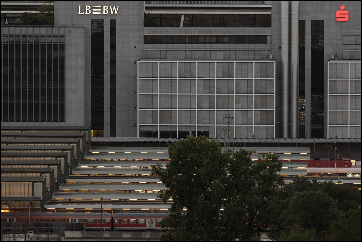 Bank und Bahnhof -

Ein etwas anderer Blick auf den Stuttgarter Hauptbahnhof.

19.08.2017 (J)