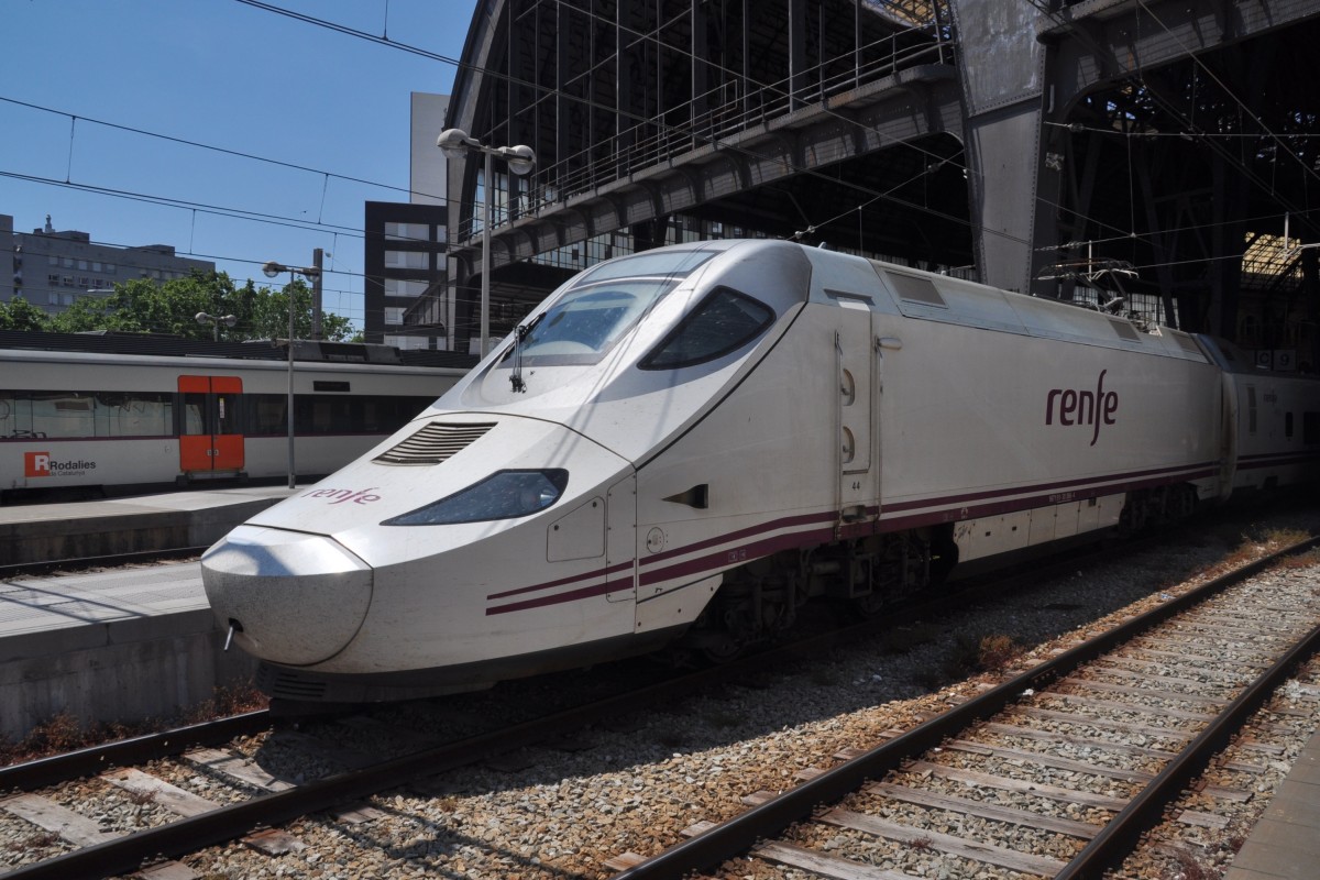 BARCELONA (Katalonien/Provinz Barcelona), 01.06.2015, ein Triebzug der Baureihe 130 in der Estació de França