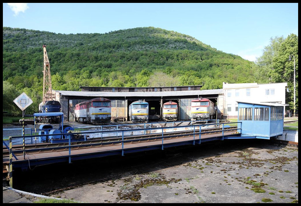 Bardotka Hochburg Plesivec nahe Roznava in der östlichen Slowakei. Am 12.5.2019 gaben sich gleich vier Maschinen am Rundschuppen ein Stelldichein: Von links sehen wir 751033-2, 752051-3, 751126-4 und 751076-1!