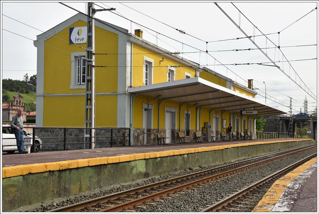 Barreda unweit von Santander an der doppelspurigen Schmalspustrecke von Santander nach Torrelavega weisst einen regen S-Bahn Verkehr auf und Güterzüge bedienen das hier ansäassige Solvaywerk. (22.05.2016)