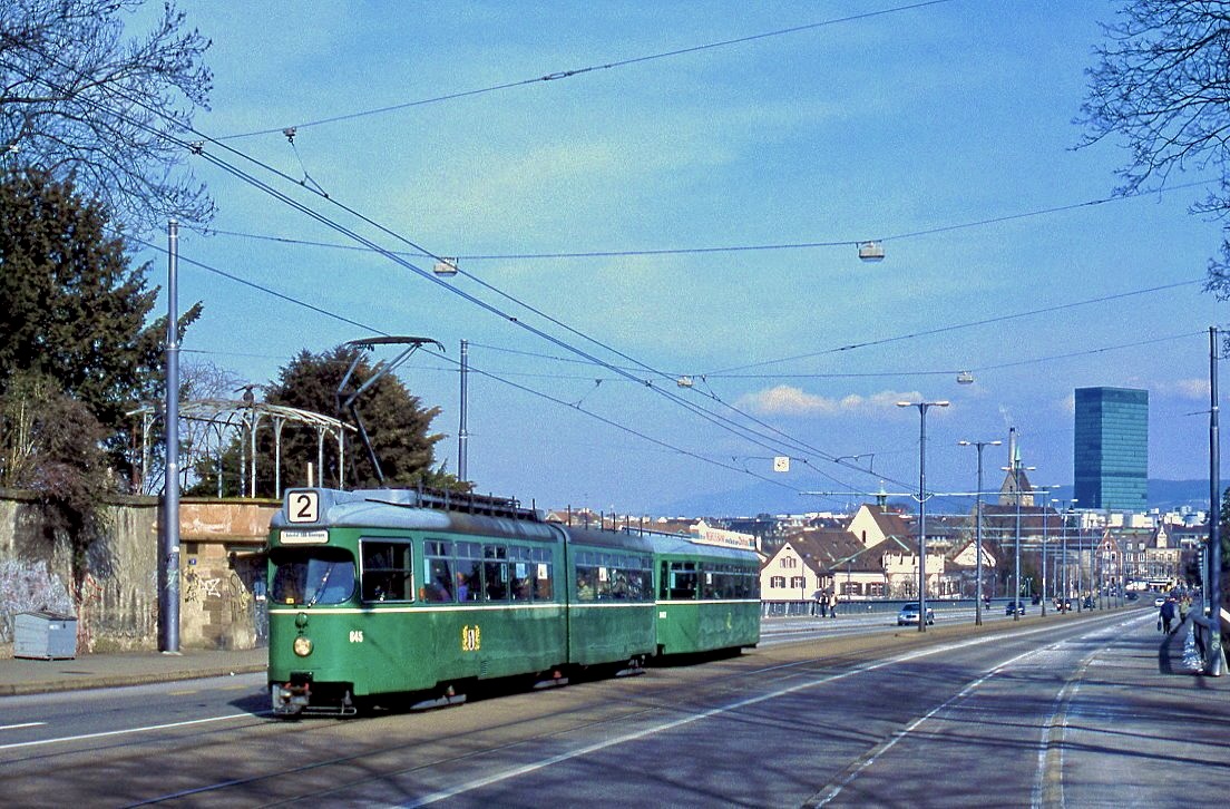 Basel 645 + 1447, Wettsteinbrücke, 28.02.2004.
