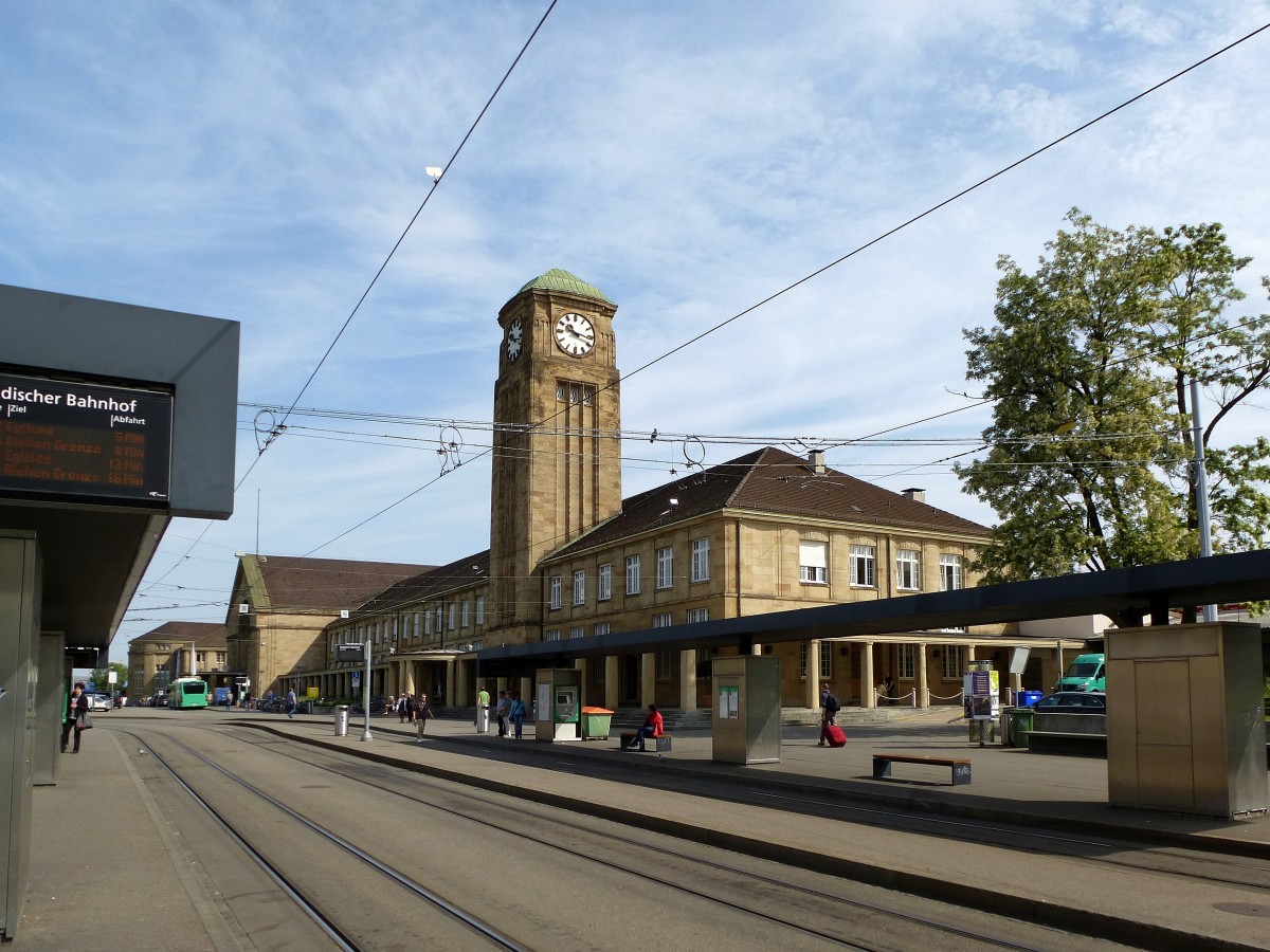 Basel, der Badische Bahnhof von der Straenseite, erffnet 1913, hier enden alle regionalen Personenzuge aus Deutschland, Mai 2015