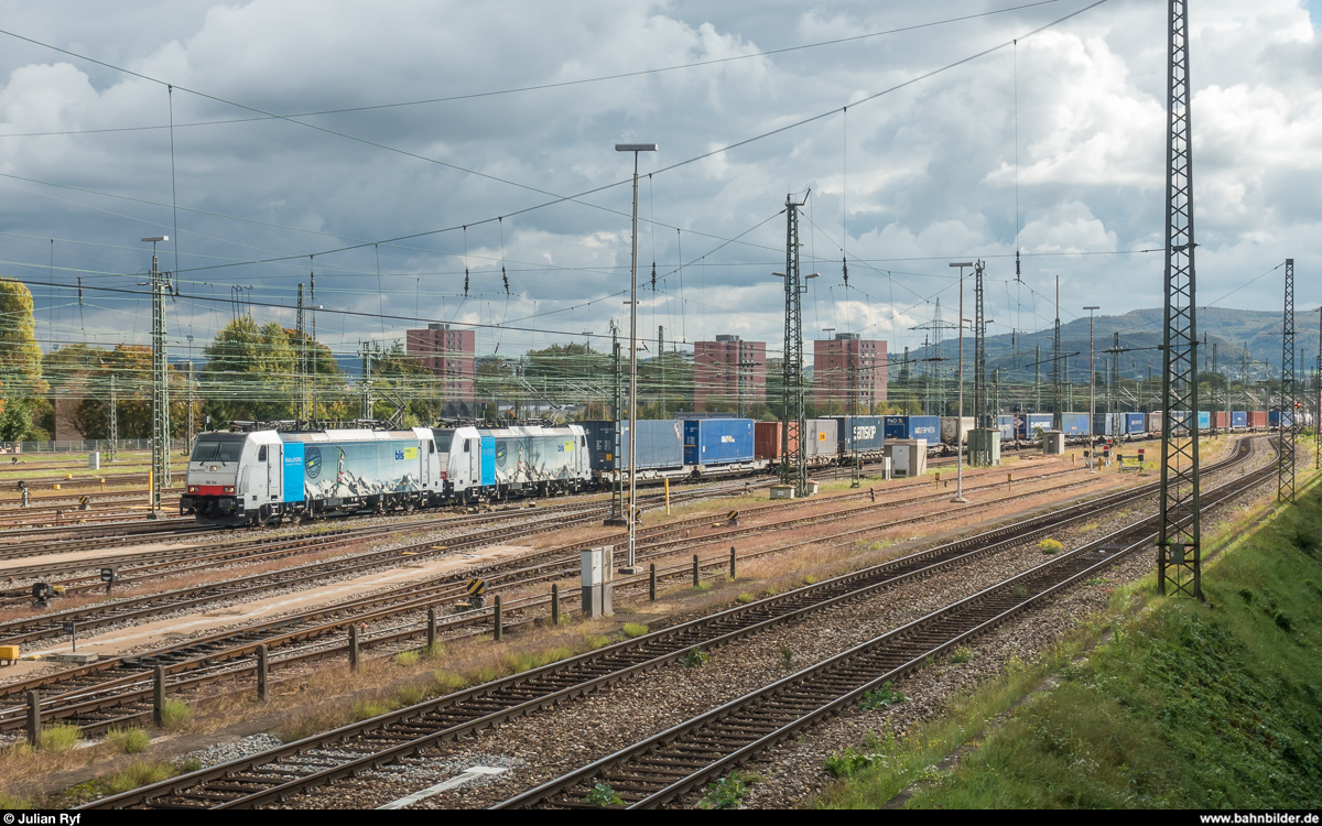 Basel Badischer Bahnhof am 6. Oktober 2017. Railpool / BLS Cargo 186 104 und eine weitere 186 mit einem UKV-Zug.