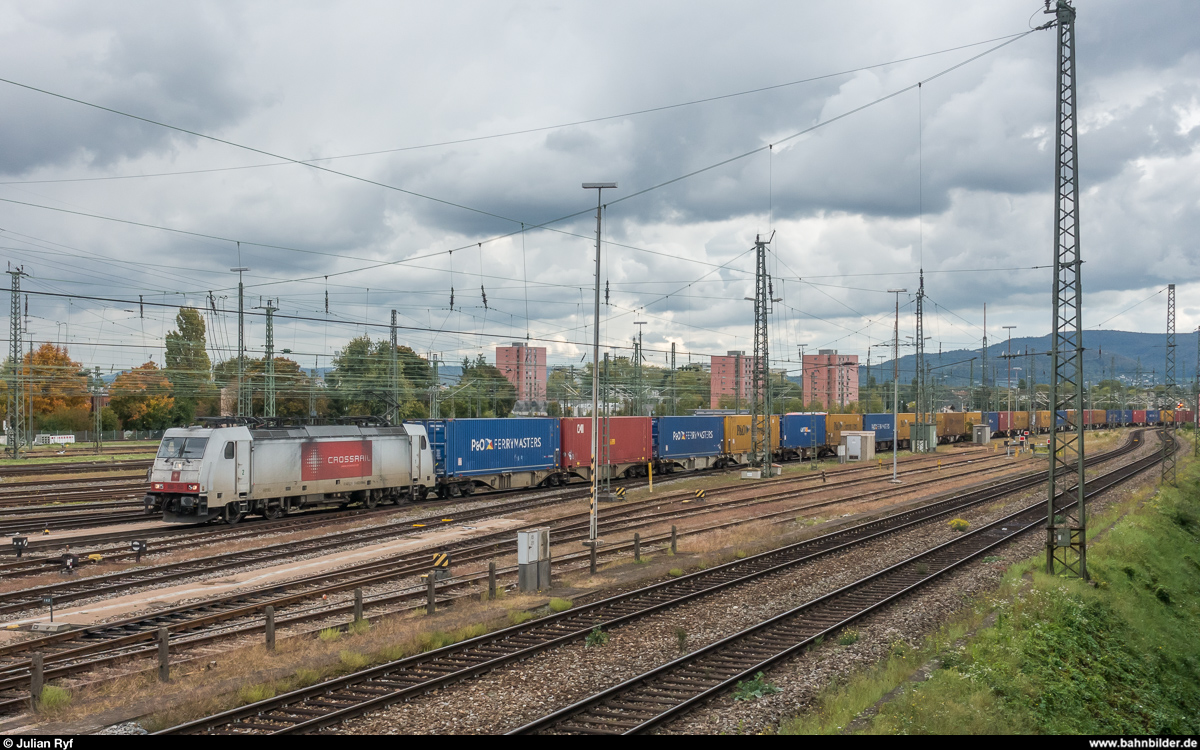 Basel Badischer Bahnhof am 6. Oktober 2017. 186 150, noch immer mit Crossrail-Beklebung, erreicht mit einem UKV-Zug den Bahnhof.