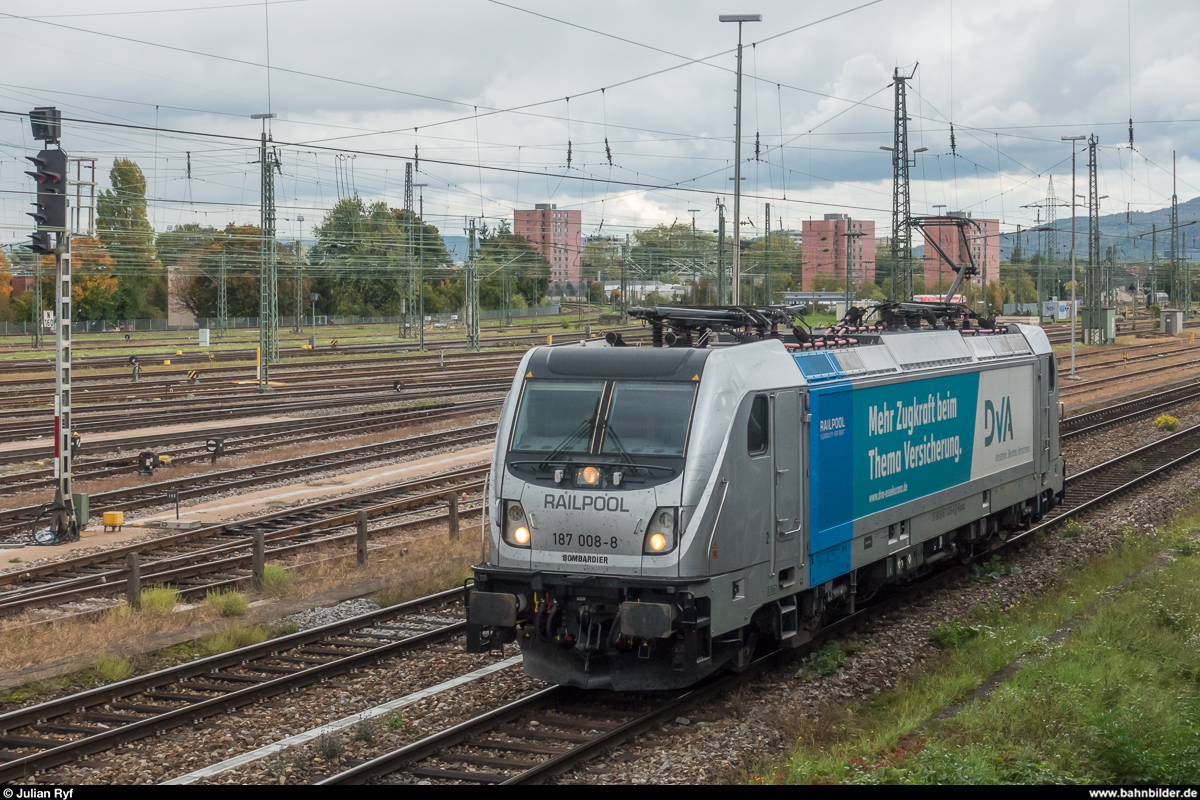 Basel Badischer Bahnhof am 6. Oktober 2017. 187 008 mit DVA-Werbung erreicht als Lokzug den Bahnhof.