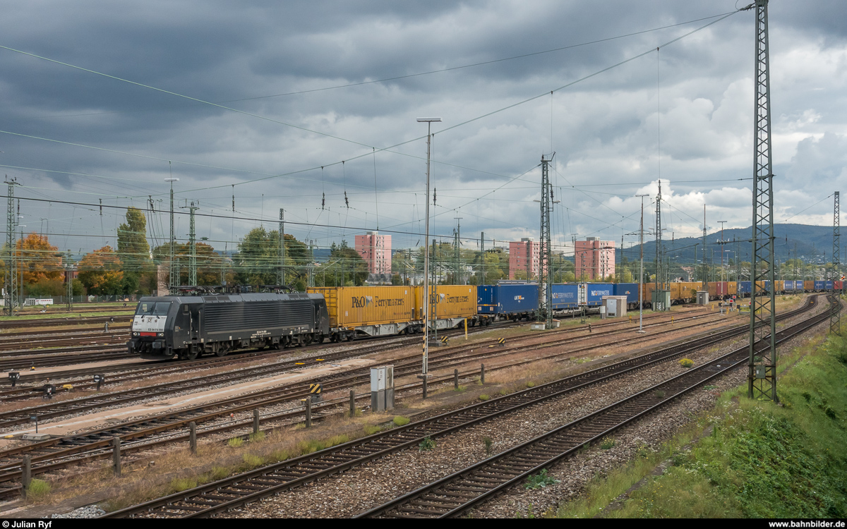 Basel Badischer Bahnhof am 6. Oktober 2017. MRCE / SBB Cargo International 189 990 mit einem UKV-Zug.