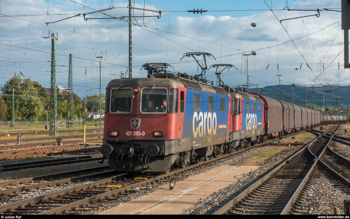 Basel Badischer Bahnhof am 6. Oktober 2017. SBB Cargo International Re 421 393 und eine weitere Re 421 mit einem Stahlzug.