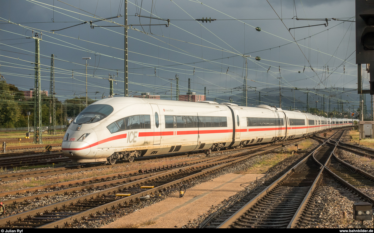 Basel Badischer Bahnhof am 6. Oktober 2017. Eine ICE-3-Doppeltraktion erreicht in der Abendsonne den Bahnhof.