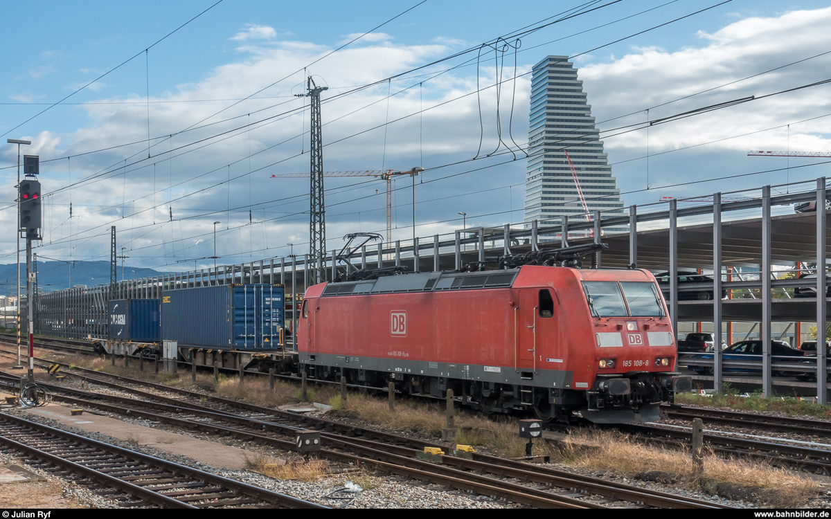 Basel Badischer Bahnhof am 6. Oktober 2017. DB 185 108 mit einem sehr kurzen UKV-Zug bestehend aus einem einzelnen Doppeltragwagen. Im Hintergrund der Roche-Turm.