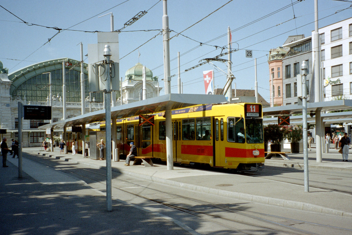 Basel BLT: Am 25. Juli 2006 hält der SWP/Siemens-Be 4/8 222 als Tramlinie 11 in der Haltestelle Centralbahnplatz / Bahnhof SSB. - Scan eines Farbnegativs. Film: Agfa XRG 200-N. Kamera: Leica C2.