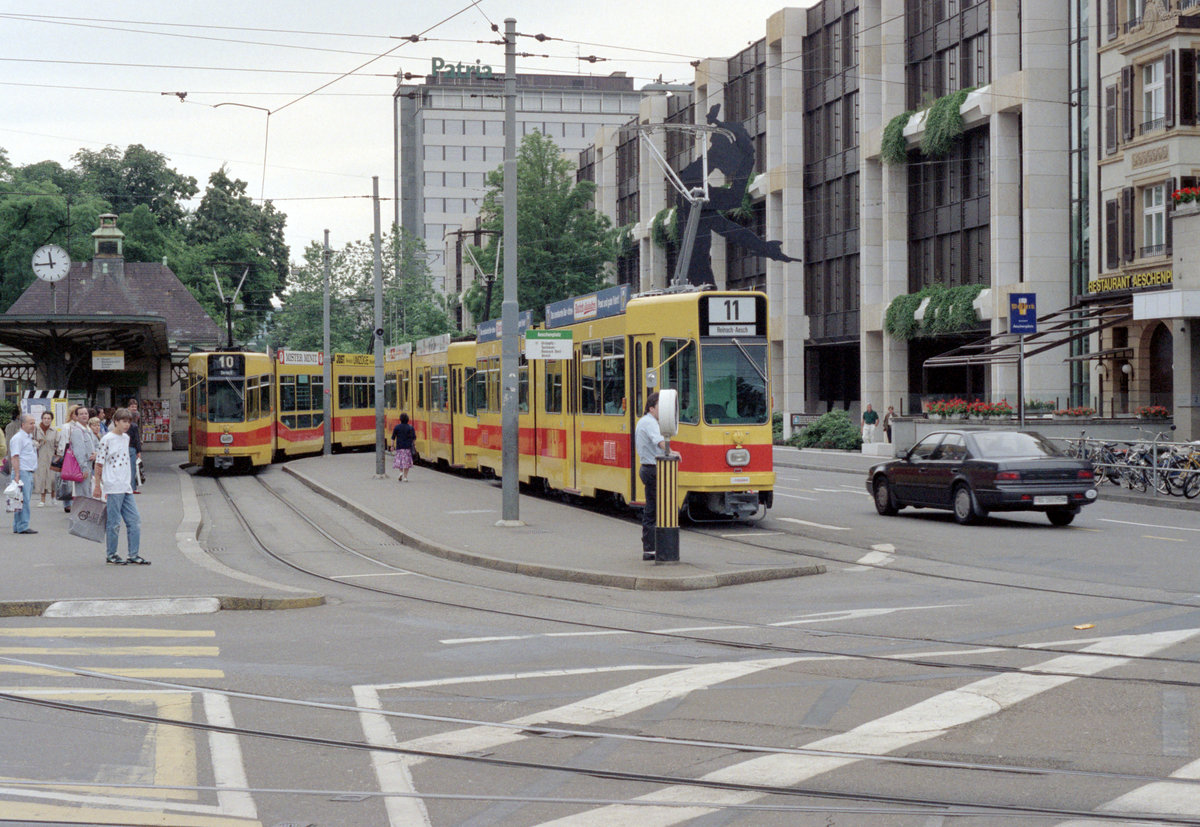 Basel BLT: Haltestelle Aeschenplatz der Tramlinien 10 und 11 am 7. Juli 1990. - Scan eines Farbnegativs. Film: Kodak Gold 200. Kamera: Minolta XG-1.