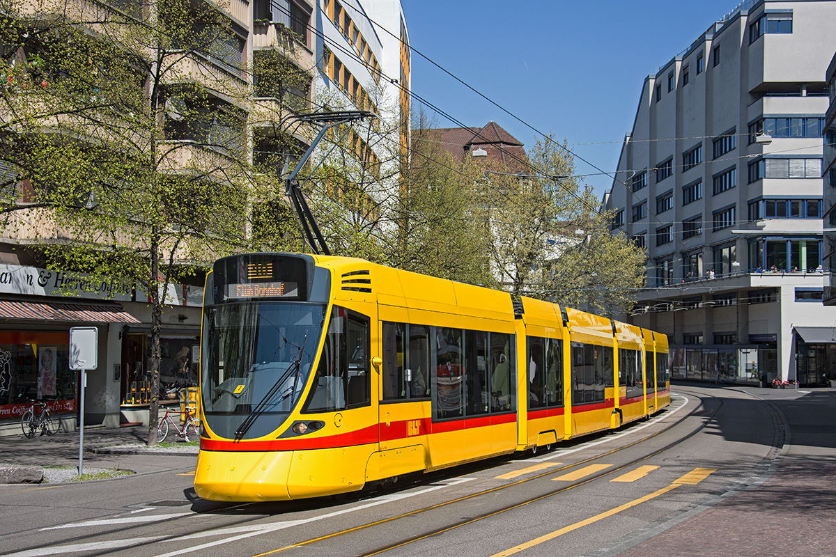 Basel BLT Stadler Tango 180 als Linie 10 in der Steinentorstrasse, 20.04.2016. 