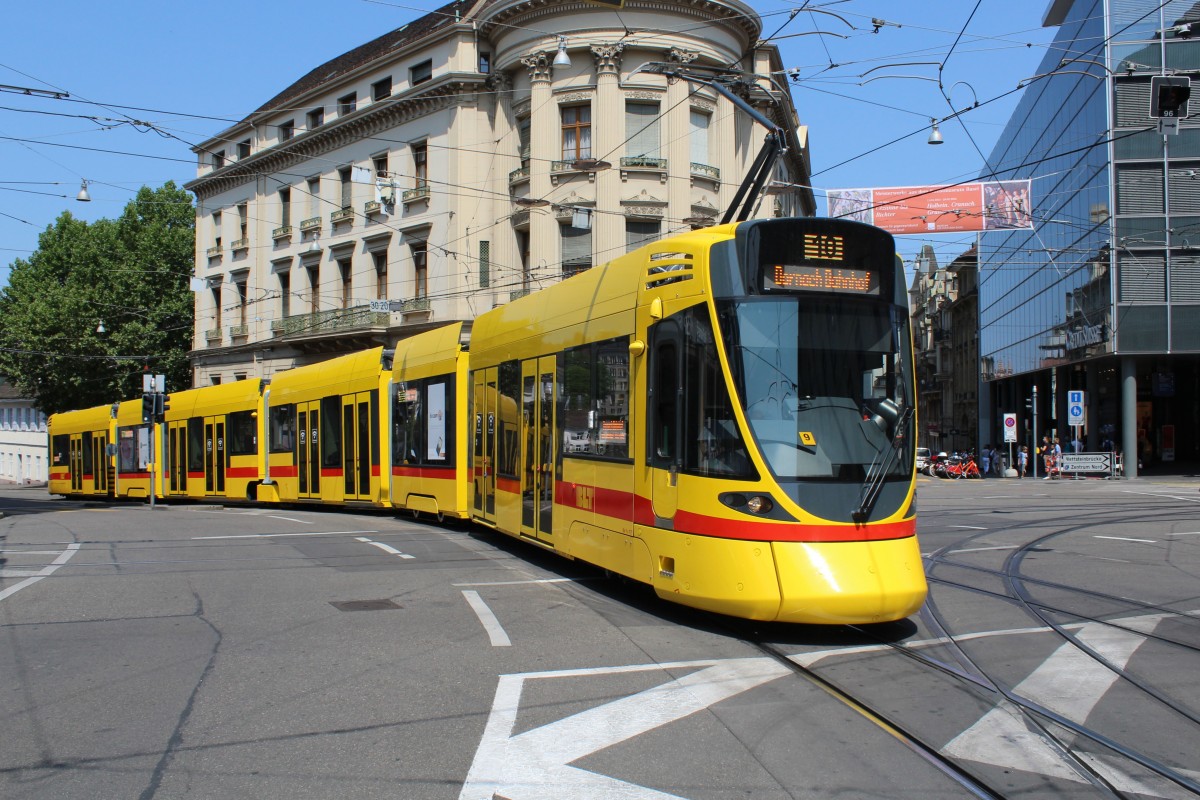 Basel BLT Tram 10 (Stadler Be 6/10) Steinenberg / Elisabethenstrasse / Aeschenvorstadt am 6. Juli 2015.