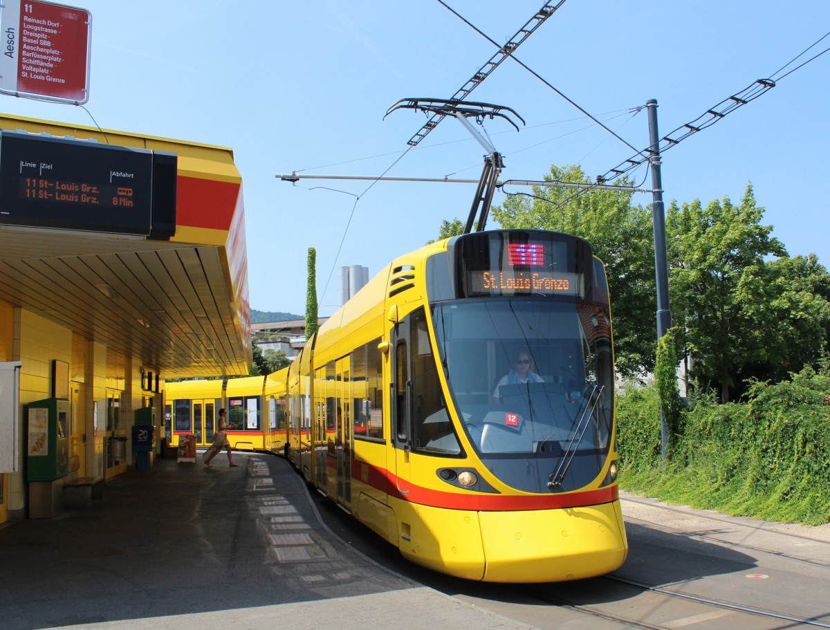 Basel BLT Tram 11 (Stadler Be 6/10) Aesch am 6. Juli 2015.