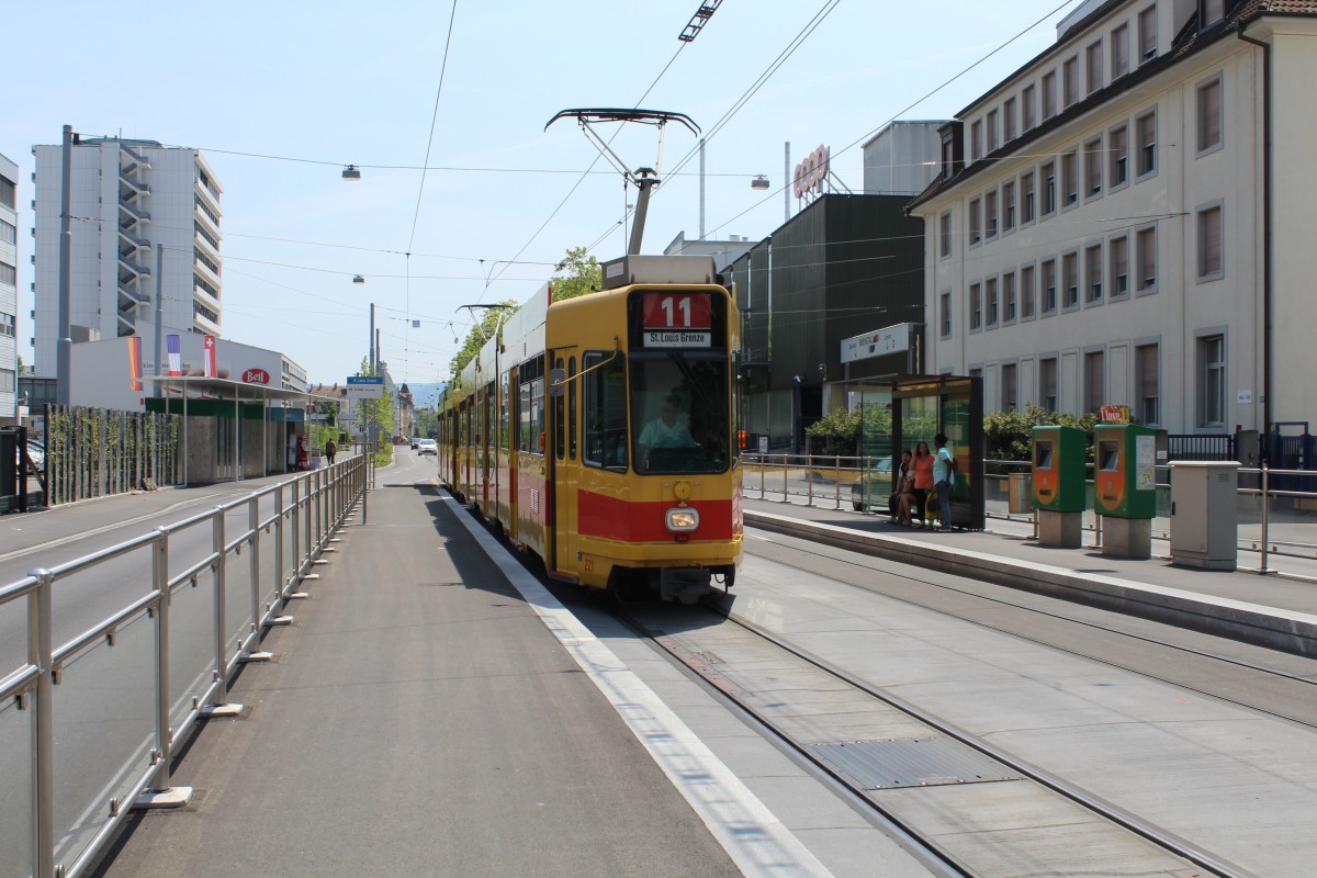 Basel BLT Tram 11 (SWP Be 4/8 221 + SWP 4/6 2xx) Elsässerstrasse / St. Louis Grenze am 6. Juli 2015.