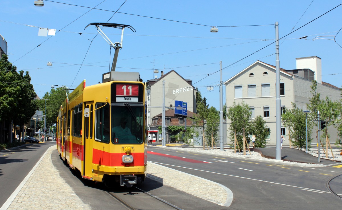 Basel BLT Tram 11 (SWP Be 4/8 221) Elsässerstrasse / St. Louis Grenze am 6. Juli 2015.