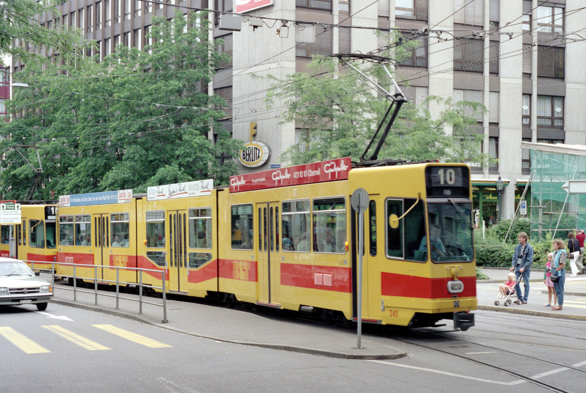 Basel BLT Tramlinie 10 (SGP/Siemens Be 4/8 245) Steinentorstrasse / Auberg / Heuwaage / Steinentorberg am 7. Juli 1990. - Scan eines Farbnegativs. Film: Kodak Gold 200. Kamera: Minolta XG-1.