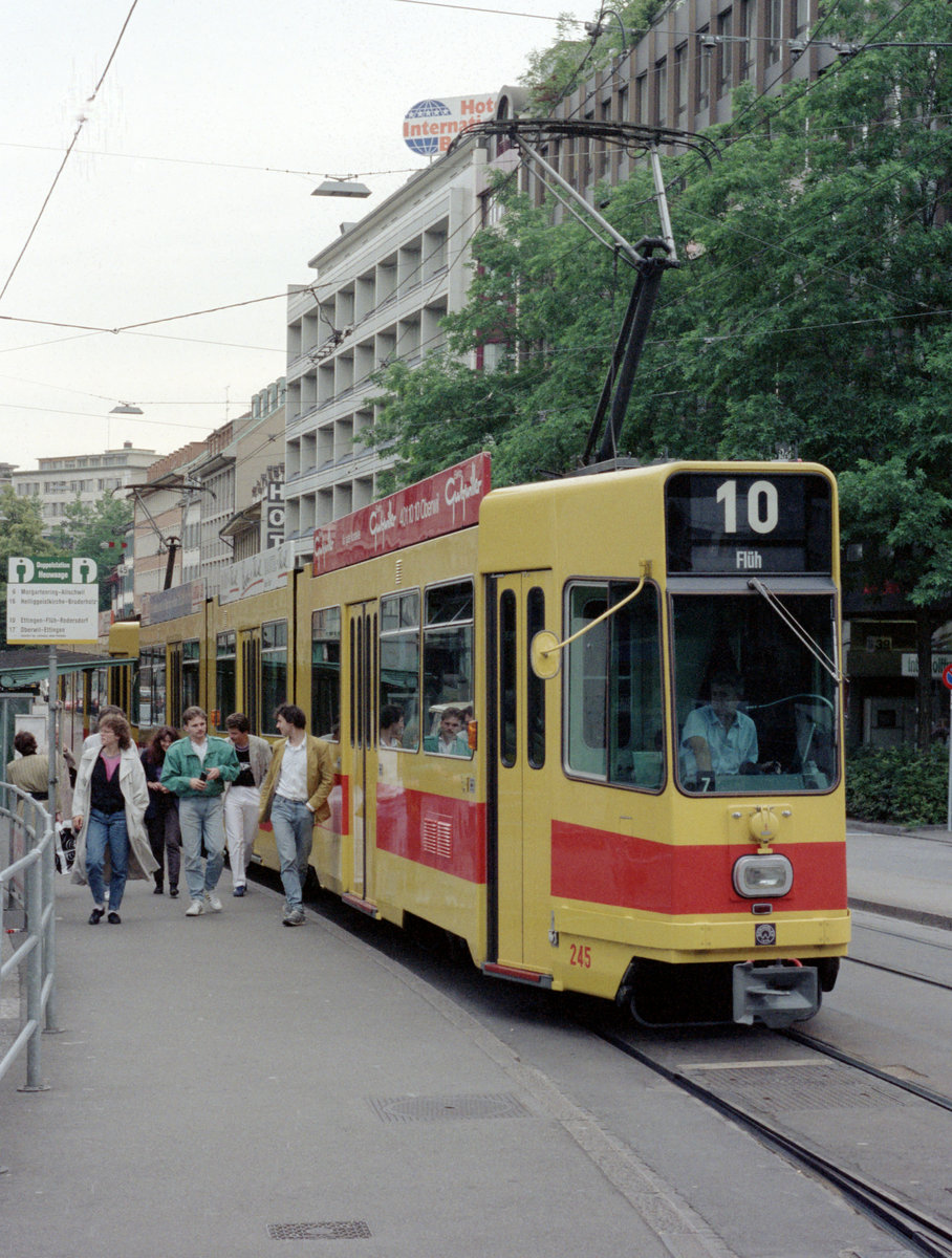 Basel BLT Tramlinie 10 (SWP/Siemens Be 4/8 245) Steinentorstrasse (Hst. Heuwaage) am 7. Juli 1990. - Scan eines Farbnegativs. Film: Kodak Gold 200. Kamera: Minolta XG-1.