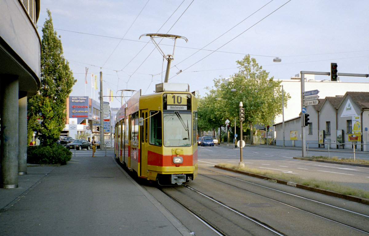 Basel BLT Tramlinie 10 (SWP/Siemens Be 4/8 211) Münchensteinerstrasse / Brüglingerstrasse am 25. Juli 2006. - Scan eines Farbnegativs. Film: Kodak Gold 200-6. Kamera: Leica C2.