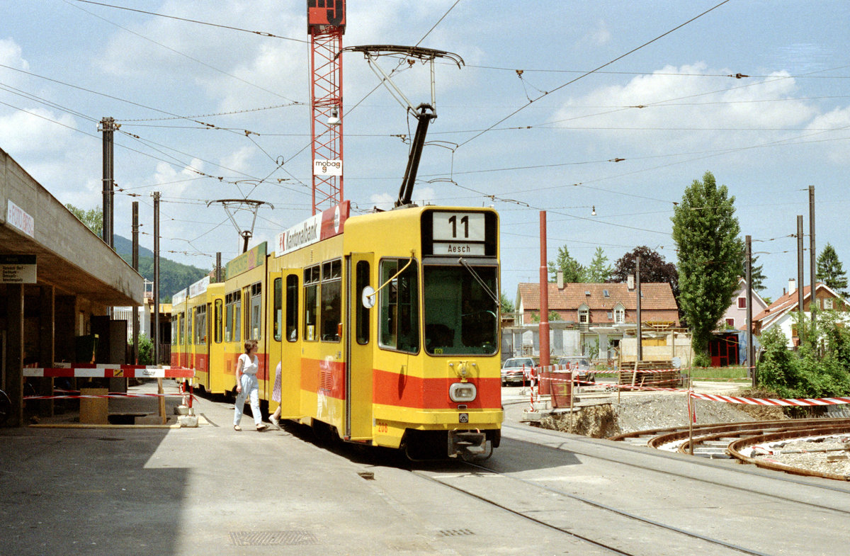 Basel BLT Tramlinie 11 (SWP/Siemens Be 4/6 208) Aesch am 30. Juni 1987. - Scan eines Farbnegativs. Film: Kodak GB 200. Kamera: Minolta XG-1.